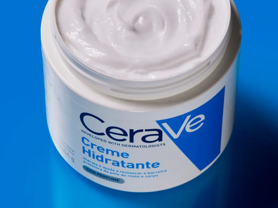 O creme hidratante de CeraVe promove uma hidratação profunda e é recomendado para peles secas e ressecadas.